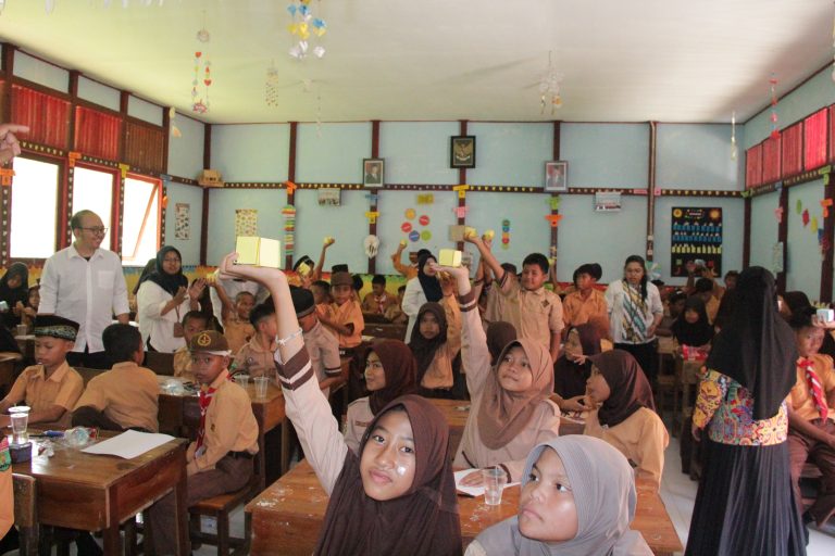 Lemukutan Island: UNTAN Lecturers Introduce Interactive and Joyful Math Learning