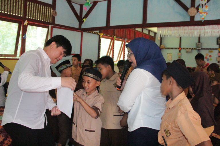 Lemukutan Island: UNTAN Lecturers Introduce Interactive and Joyful Math Learning