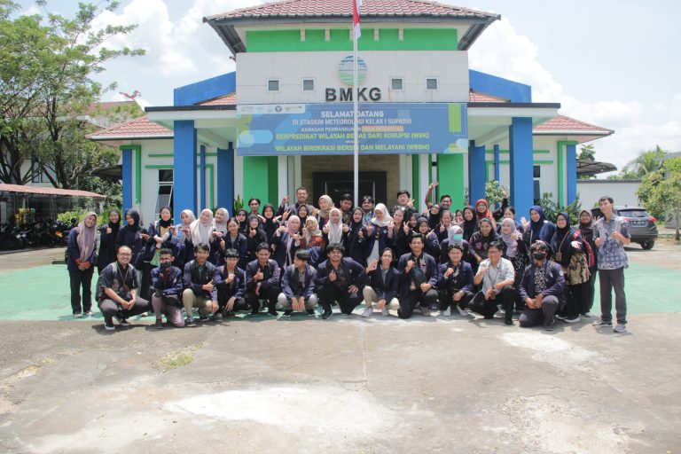 Di taman alat Stasiun Meteorologi Kelas I Supadio, Pontianak, terdapat berbagai instrumen untuk mengukur unsur-unsur cuaca dan iklim. Alat-alat tersebut mencakup sistem otomatis dan manual untuk memastikan pengamatan yang akurat. Berikut adalah beberapa alat yang dapat ditemukan di taman alat stasiun meteorologi: Automatic Weather Observing System (AWOS): Sistem otomatis ini mengukur dan mencatat berbagai parameter cuaca seperti arah dan kecepatan angin, serta data lain yang penting untuk penerbangan. Sangkar Meteorologi: Berfungsi sebagai rumah pelindung untuk alat-alat meteorologi agar aman dari sinar matahari langsung dan gangguan lainnya. Di dalam sangkar ini biasanya terdapat termometer untuk mengukur suhu udara. Anemometer: Alat untuk mengukur kecepatan angin. Penakar Hujan: Ada dua jenis penakar hujan yang umum digunakan: Penakar Hujan Hellman: Alat otomatis yang mencatat curah hujan secara kontinu. Penakar Hujan Observatorium: Alat manual untuk mengukur curah hujan. Campbell Stokes: Alat yang digunakan untuk mengukur lama penyinaran matahari. Piasnya (kertas khusus) diganti setiap hari. Panci Penguapan: Digunakan untuk mengukur tingkat penguapan air di suatu area. Barometer Digital: Mengukur tekanan udara secara digital.